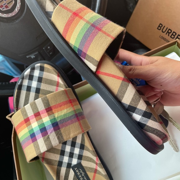 COPY - PRIDE(LGBQT) edition Burberry slides.REAL BURBERRY - Picture 3 of 8